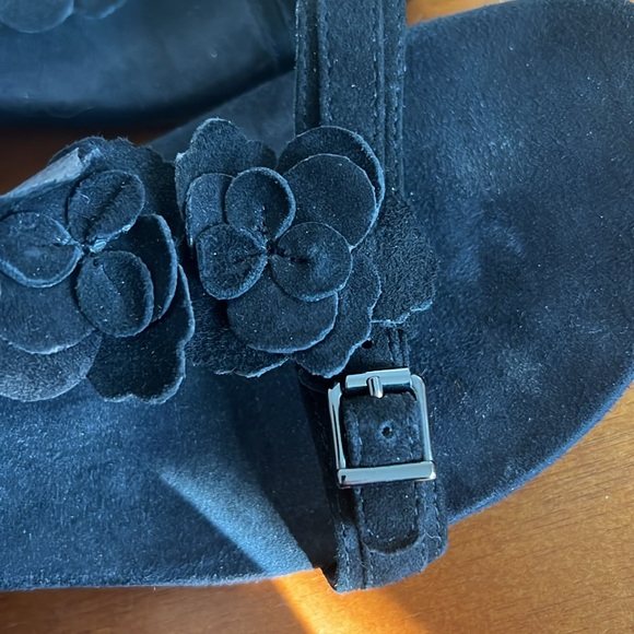 Vionic “Clay” Black Velvet Floral Wedges - Picture 9 of 10
